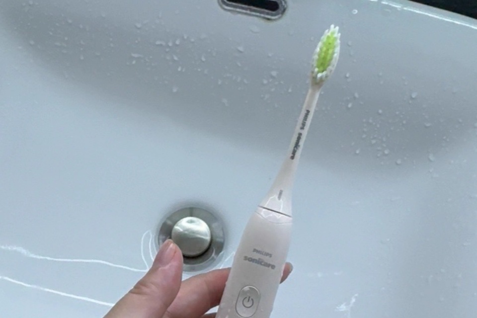 Electric sonic cleaning toothbrush